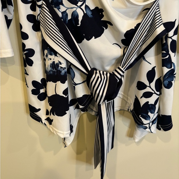 MICHAEL TAYLOR WHITE AND BLUE FLORAL TOP - Picture 5 of 8